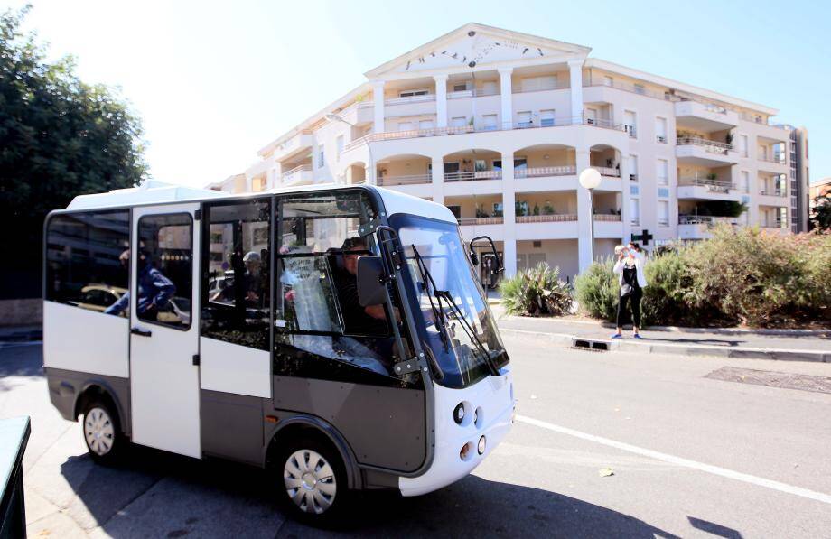 Pour un coût de deux à trois euros (forfait jour envisagé), ce minibus électrique propose de faciliter l'accès aux rues pentues de la vieille ville. 