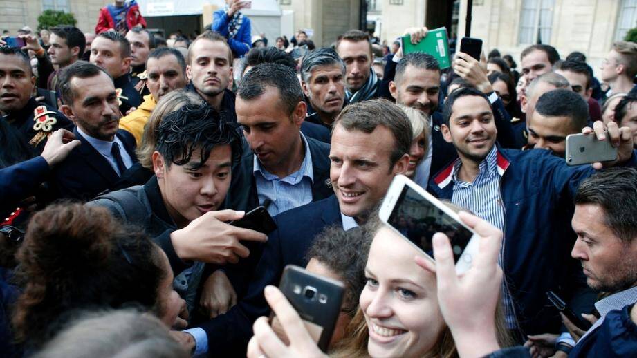 Séances de selfies à l'Elysée pour les Journées du patrimoine.