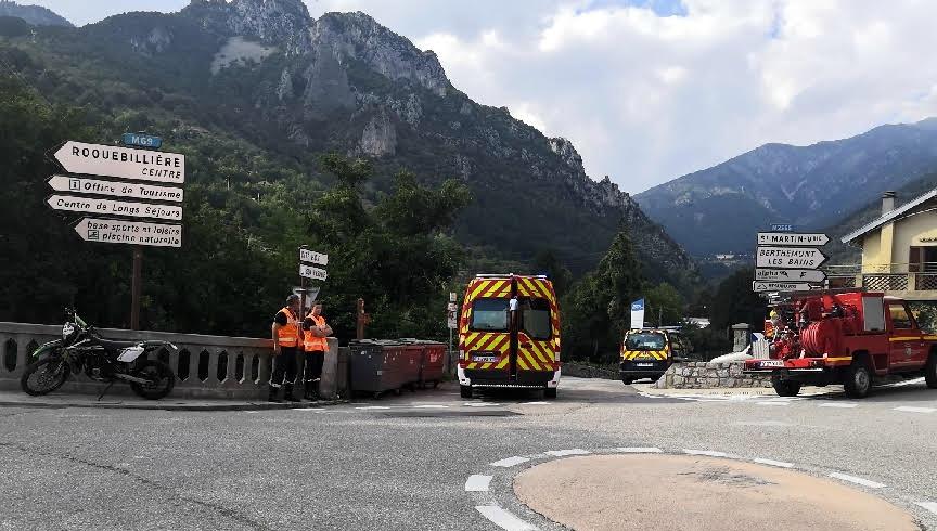 La victime, âgée de 18 ans, a perdu le contrôle de son engin à la hauteur du pont de Roquebillière-vieux, vers 16h15. 