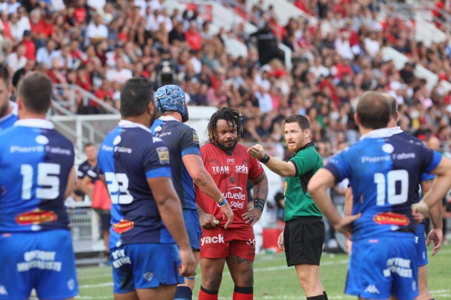 Bastareaud pouvait baisser la tête à l'invitation de l'arbitre de quitter le terrain pour sa faute grossière.