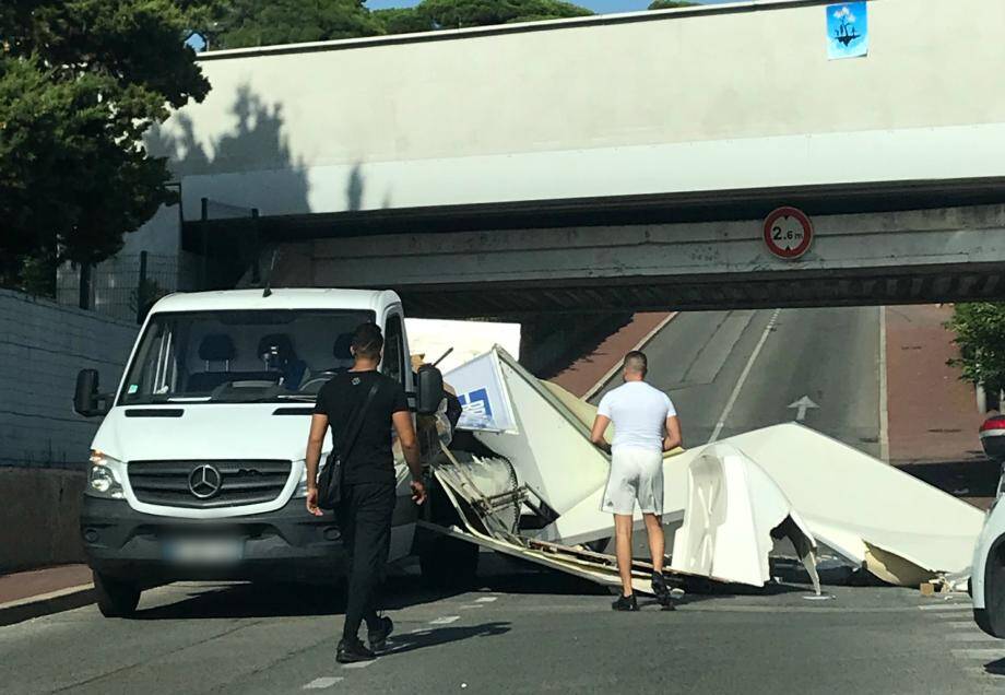 Une dépanneuse est actuellement à pied d'oeuvre pour déblayer les lieux.