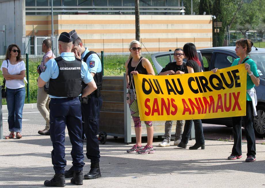 Le 13 mai dernier à Villeneuve Loubet, des échanges vifs entre les manifestants du Collectif animalier du 06 et le cirque Muller qui avait promis à la commune de ne pas présenter d’animaux.