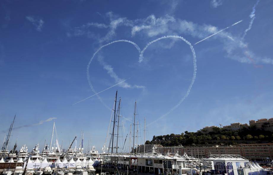 Les pilotes de chasse de la Royal Air Force ont même dessiné un coeur barré d'une flèche au dessus du port de Monaco.