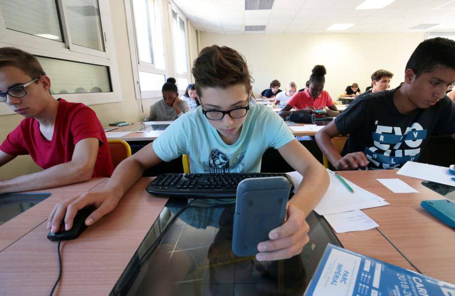 Séance remue-méninges pour les élèves de seconde du Parc Impérial qui ont attaqué les tests en maths. Avec calculette autorisée pour venir à bout de leur QCM. 	