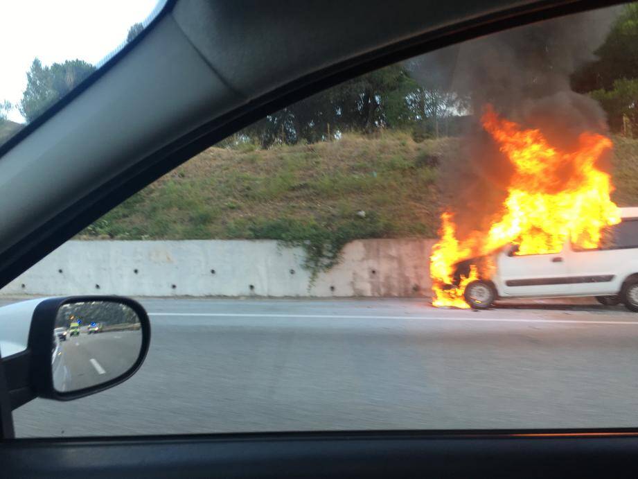 La voiture est immobilisée sur la voie d'arrêt d'urgence après le viaduc de Magnan à Nice.