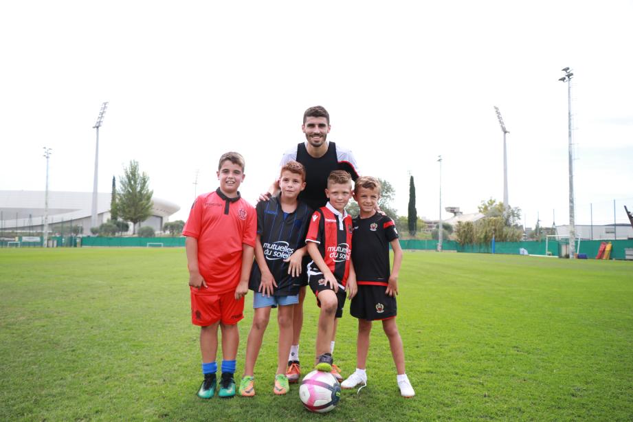 Quatre Kids-reporter ont interviewé le milieu de l'OGC Nice Pierre Lees-Melou.