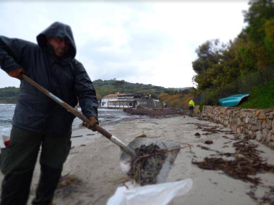 Le ramassage était en cours ce matin du côté de la plage des Salins par les services techniques de la ville de Saint-Tropez, mais les plus grosses plaques - de quelques centaines de kilos -  continuent à dériver avant de se fragmenter et souiller la plage et ses rochers...