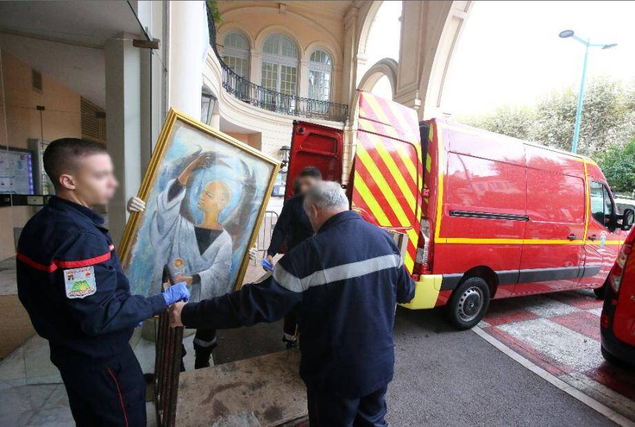 Aprés le passage de la tempête et l'innondation du Musée Cocteau, les oeuvres du musée encore en bonne état ont été déménagé par les pompiers pour les stocker au Palais de L'Europe Déménagement