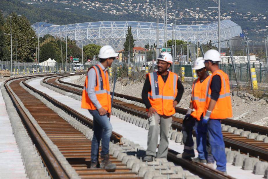 Les rails avancent vers l'Allianz Riviera et le quartier de Saint-Isidore à une cadence d'environ 100 mètres par jour sur ce tronçon aérien de la ligne 3.