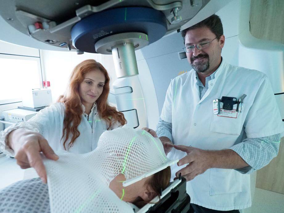 Le Dr Cécile Ortholan, radiothérapeute, Benjamin Serrano, physicien, du CHPG, ainsi que le Dr Philippe Colin (absent sur la photo) ont participé en première ligne à la mise au point de la technique d'irradiation utilisant un masque thermoformé sur le visage du patient traité.