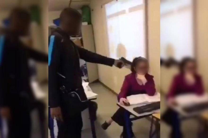 Une vidéo relayée sur les réseaux sociaux, comme l'a relevé le Parisien, montre un adolescent debout dans une salle de classe, menaçant l'enseignante avec un pistolet, tout en lui demandant de l'inscrire 