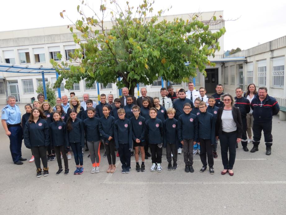 Les enfants chantent La Marseillaise.