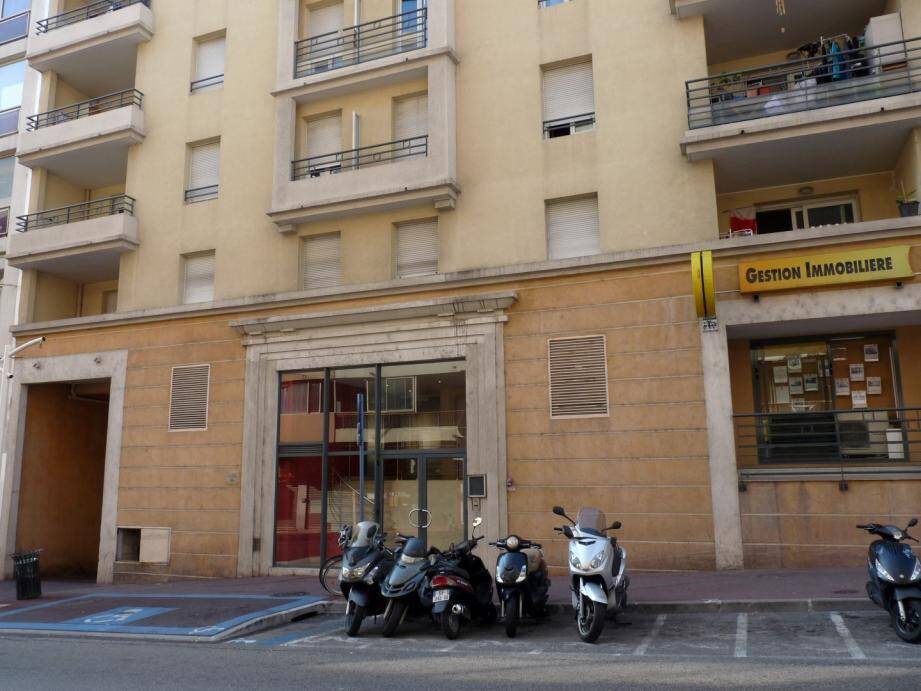 Au 4 rue Pasqualini, en plein centre-ville, les habitants, sans eau, doivent se débrouiller seuls. 