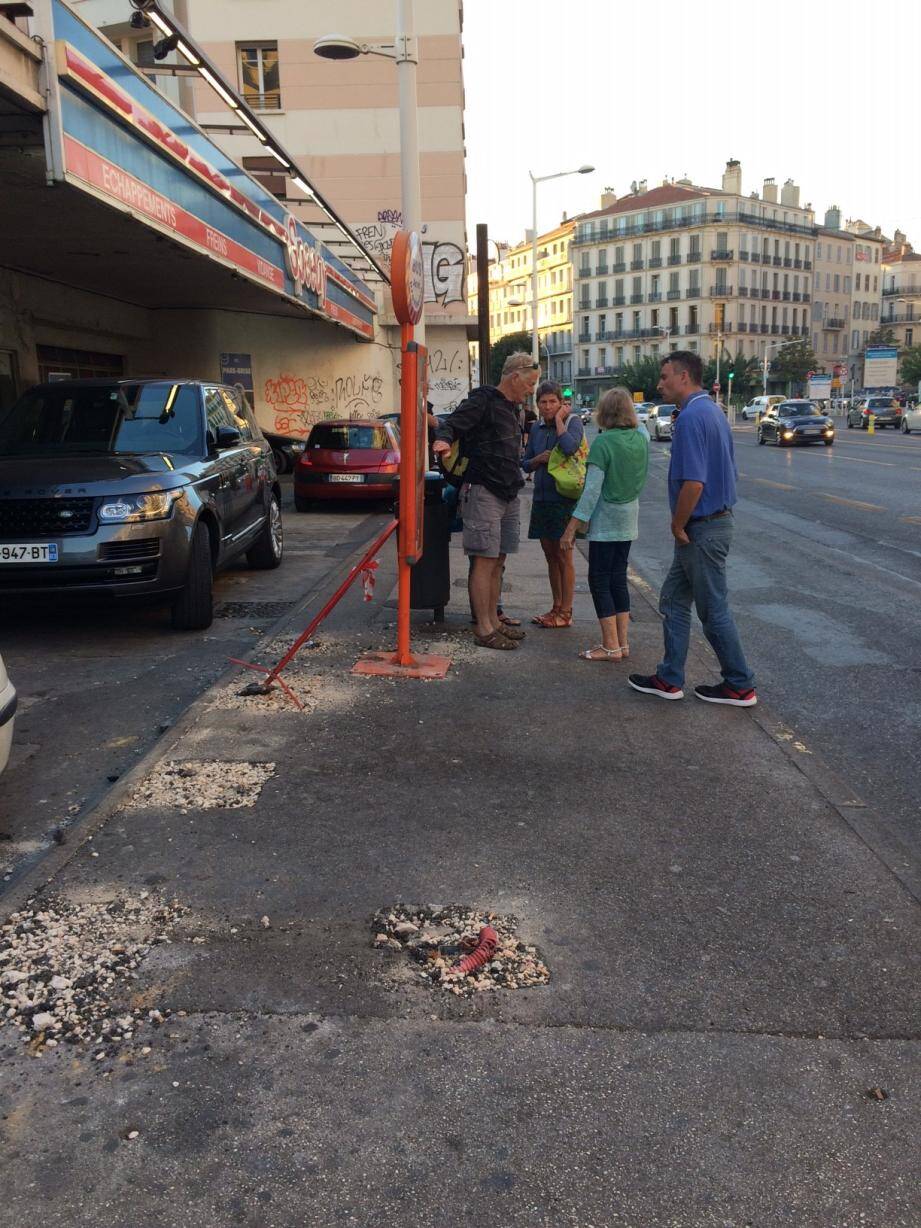 A partir d'aujourd'hui, et ce jusqu'au vendredi 12 octobre, les lignes de bus ne desserviront plus l'arrêt "Clemenceau". Il faudra descendre ou monter à celui de "Strasbourg"