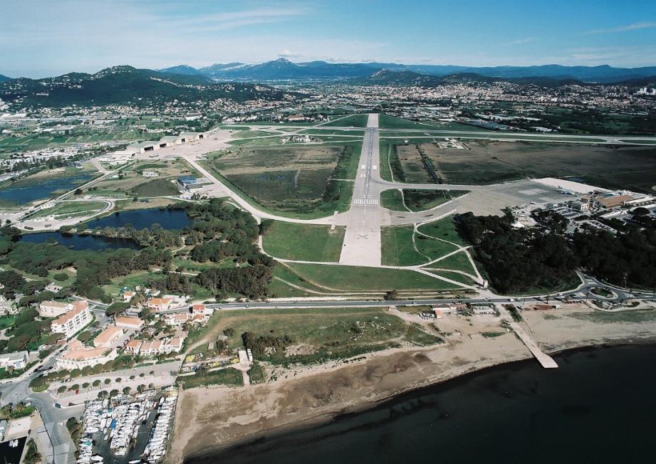 Vue aérienne de la BAN de Hyères.