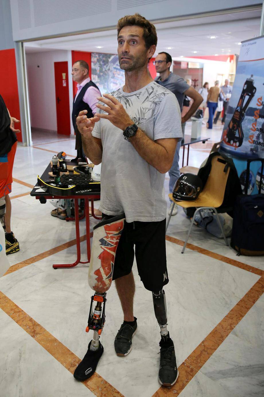 Eric Dargent, vice-champion du monde de handi-surf, était de passage au Palais des congrès de Saint-Raphaël récemment pour témoigner de son parcours exemplaire, défiant les limites technologiques.