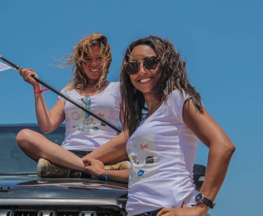 Marie-Anne Charton et Souad Belmejdoub préparent leur premier Rallye Aïcha des Gazelles. Pour ce faire, elles cherchent des sponsors. À droite, les deux aventurières lors de leur voyage initiatique à Essaouira, au Maroc, où elles ont affronté une première fois les dunes de sable. Avec plus ou moins de réussite…	