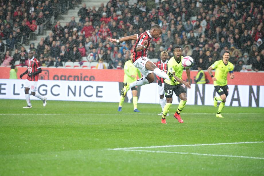 L'OGC Nice mène à la pause face à Lille.