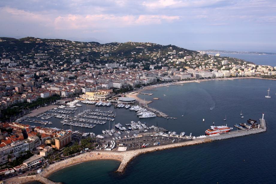 Une vue aérienne de Cannes. 