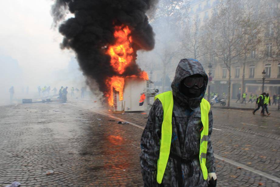 Une remorque en feu lors de la manifestation des gilets jaunes sur les Champs Elysées à Paris ce samedi 1er décembre.