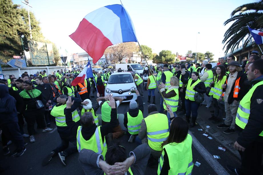 Mouvement des Gilets Jaunes à Antibes près du péage d'entrée de l'autoroute d'Antibes, le 8 décembre 2018