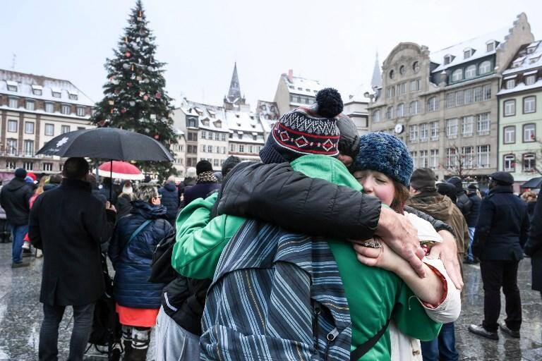 Sur la place Kleber, près du mémorial improvisé en hommage aux victimes de l'attentat de Strasbourg.