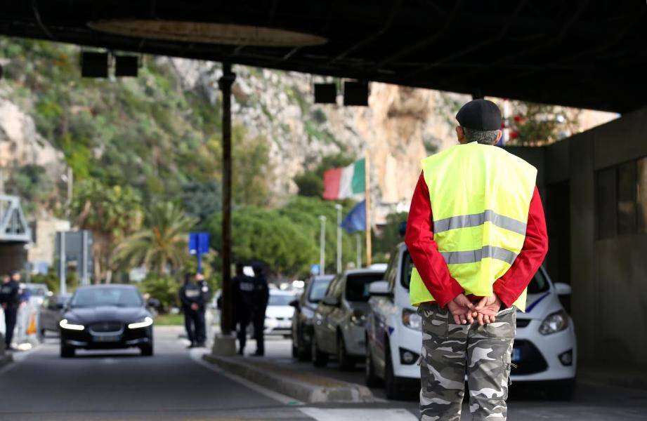 Des gilets jaunes au poste frontière Saint Ludovic à Menton. 