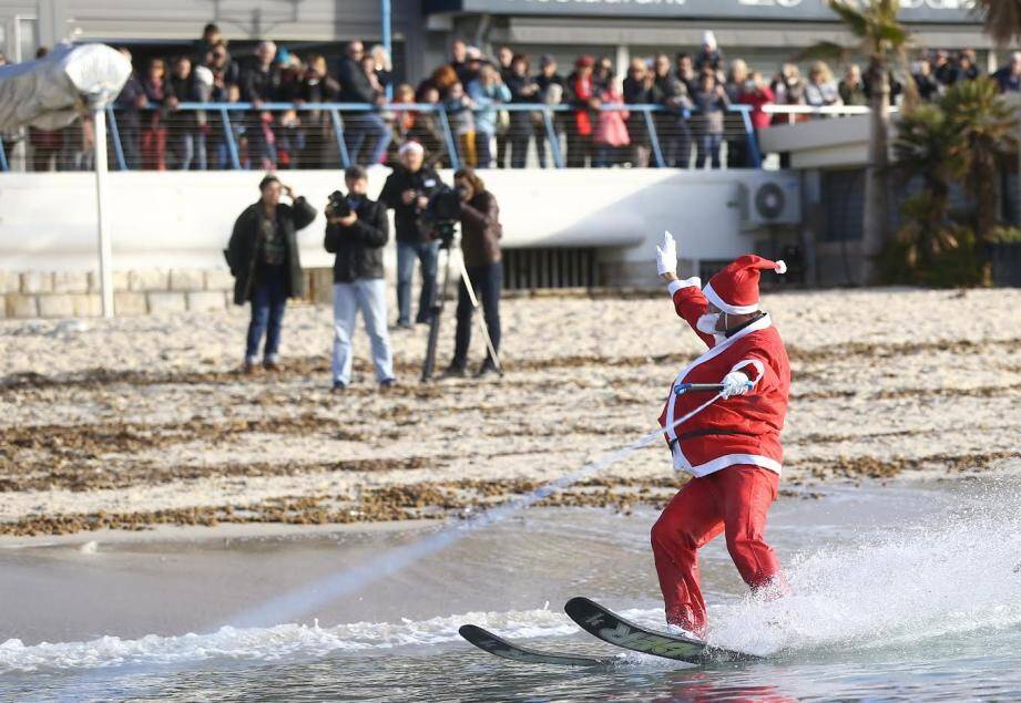 Depuis plus de dix ans, le Père Noël débarque en ski nautique à Juan-les-Pins.