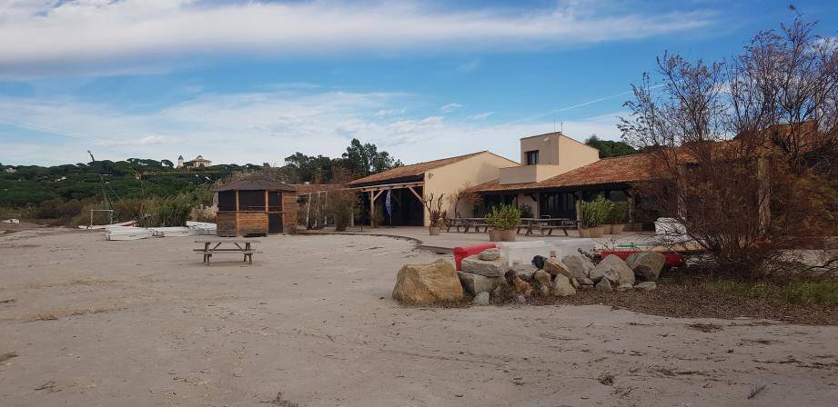 Sur la plage désertée, les locaux de la base nautique qui seront donc finalement gérés de façon associative, comme par le passé.