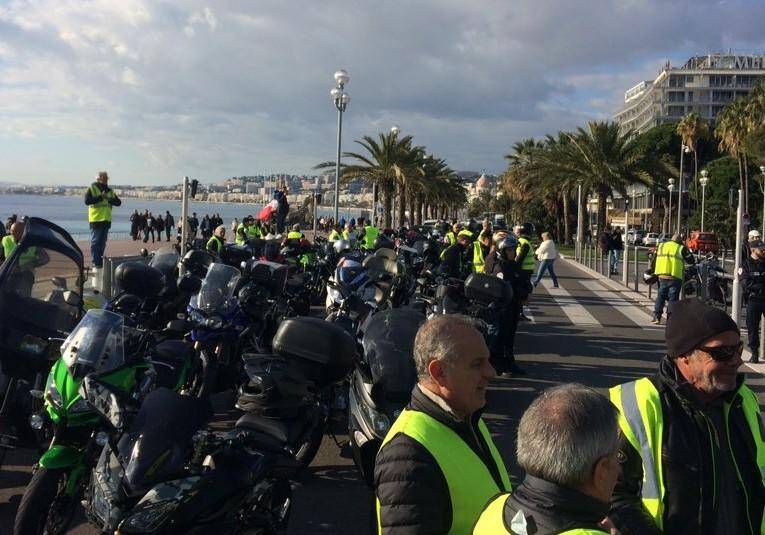 Le cortège de Masséna rejoint par les motards et les voitures garés sur la Prom