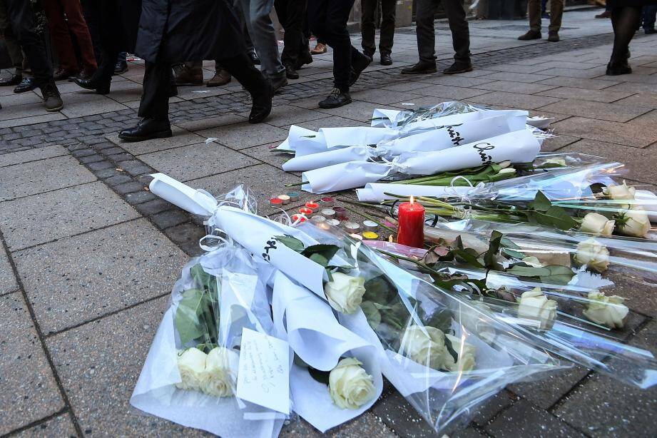 Des fleurs en hommage aux victimes de l'attentat de Strasbourg.