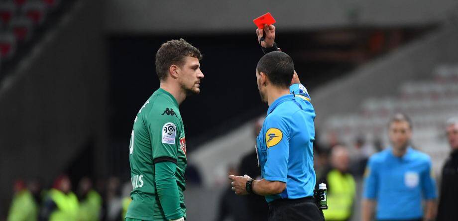 Le gardien d'Angers a reçu un carton rouge pendant le match contre l'OGC Nice, à l'Allianz Riviera, mardi 4 décembre. 