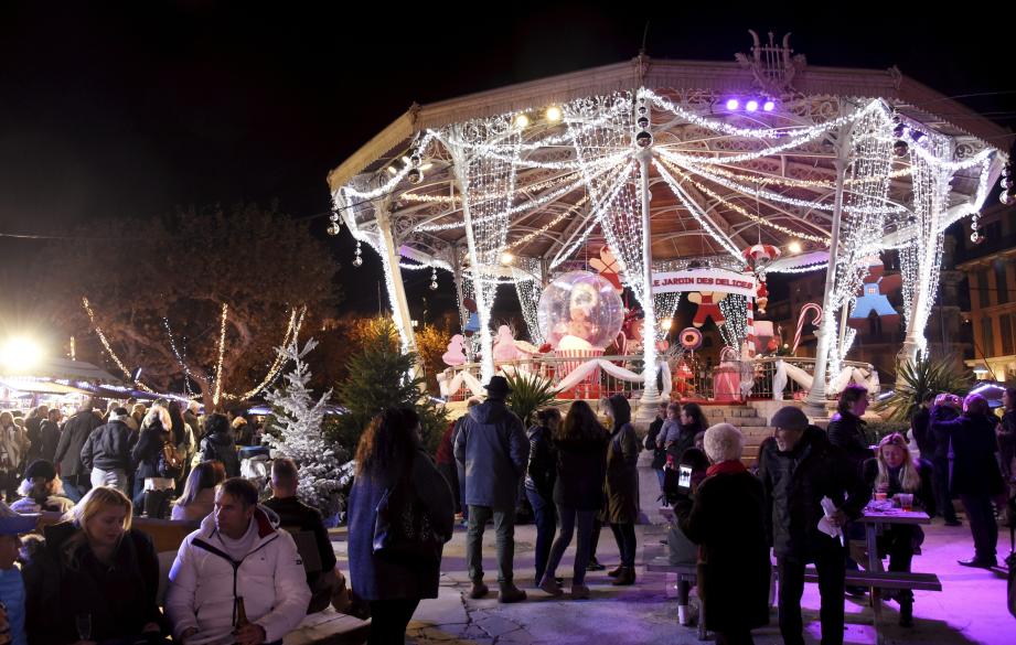 Le marché de Noël à Cannes. Illustration. 