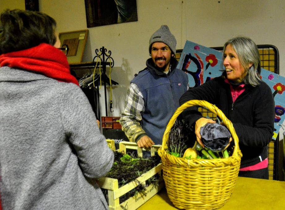 Sonia et Loïc avec leur clientèle de l’Amap de Flayosc.