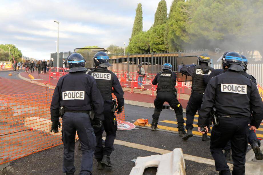 Extrêmement sollicités avec les mouvements des « gilets jaunes » et des lycéens, les policiers sont au bord de la rupture selon leurs syndicats.