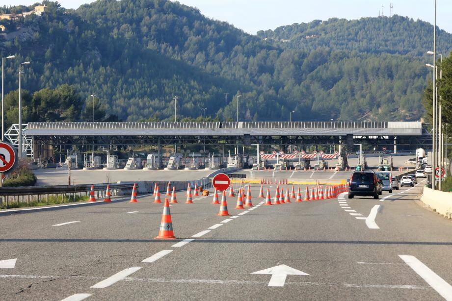 L'autoroute, en partie dévastée par un incendie dans la nuit du 17 au 18 décembre, est toujours coupée dans le sens Toulon-Marseille. Il faut sortir à l'échangeur de Bandol pour la reprendre.