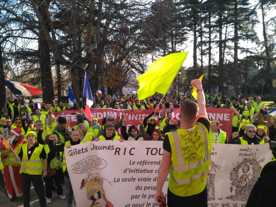 Les "gilets jaunes" ont entonné la Marseillaise devant l'hôtel de ville.