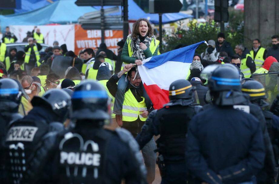 A la tombée de la nuit, la situation s'est envenimée entre gilets jaunes et forces de l'ordre.