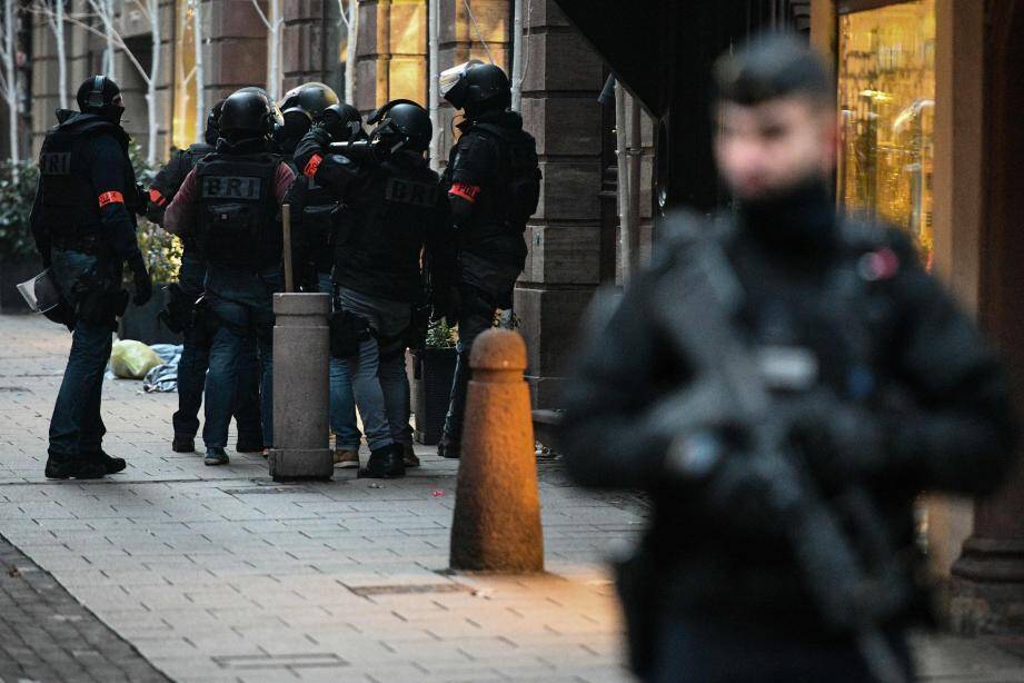 Les hommes de la BRI ( Brigades de recherche et d'intervention) dans les rues de Strasbourg au lendemain de la fusillade.