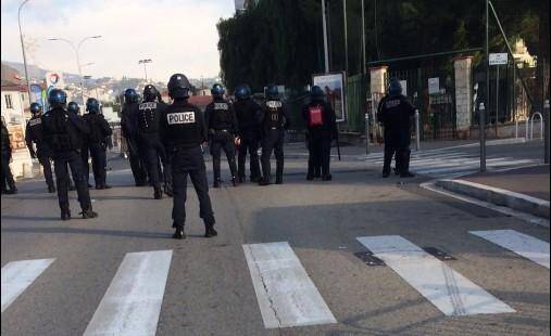 Les forces de l'ordre ont fait face à des lycéens et des casseurs au Parc Impérial.