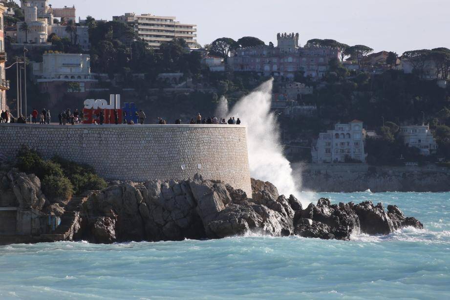 Gros coup de mer à Rauba-Capeu sur le littoral niçois comme ailleurs sur la Côte d'Azur.