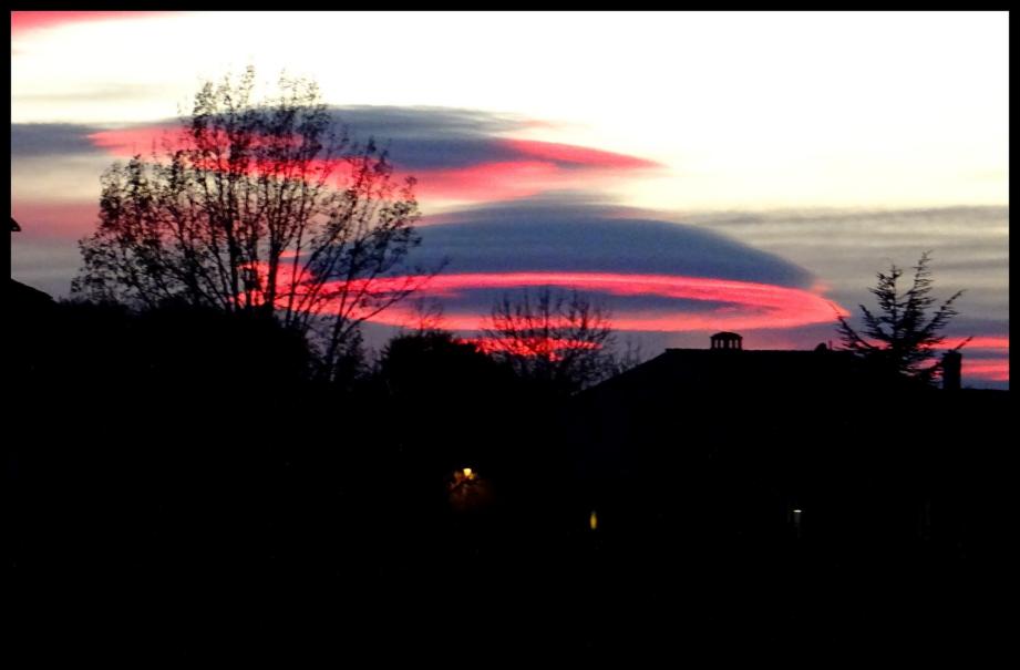 Photos Des Nuages En Forme De Soucoupe Volante Apercus Dans Le Ciel Azureen Nice Matin