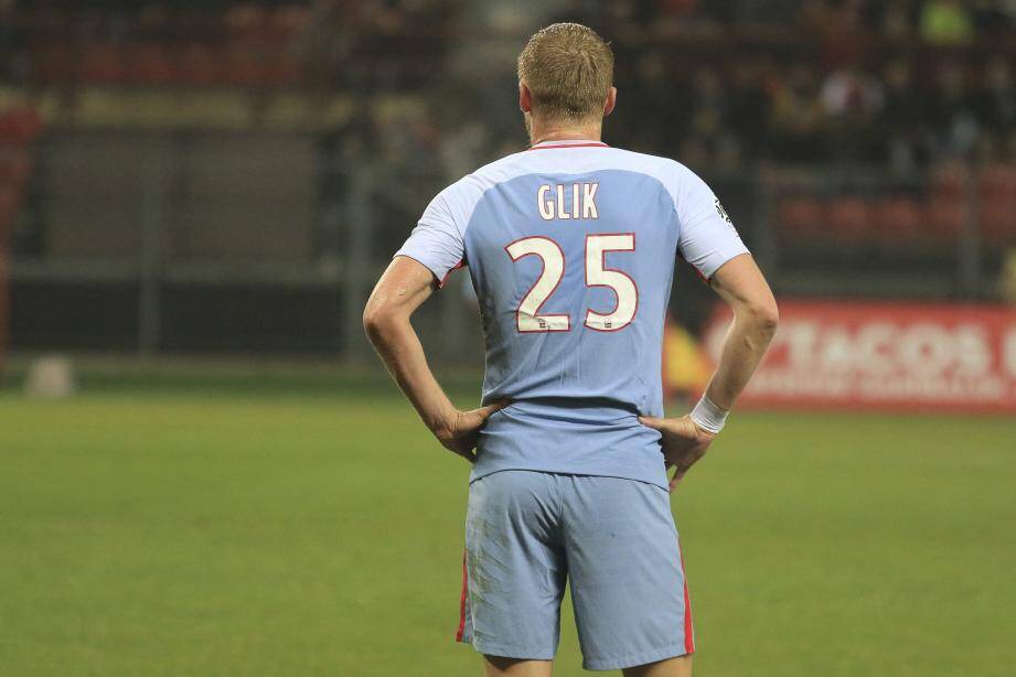 En perdition à Dijon, Kamil Glik cherche son football. 	