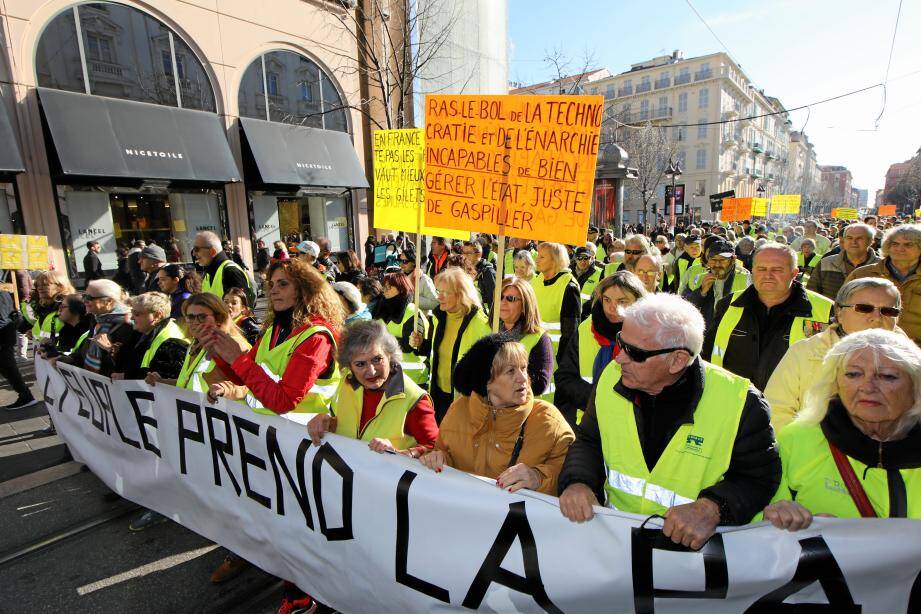 Les "gilets jaunes" lors du rassemblement à Nice ce samedi.