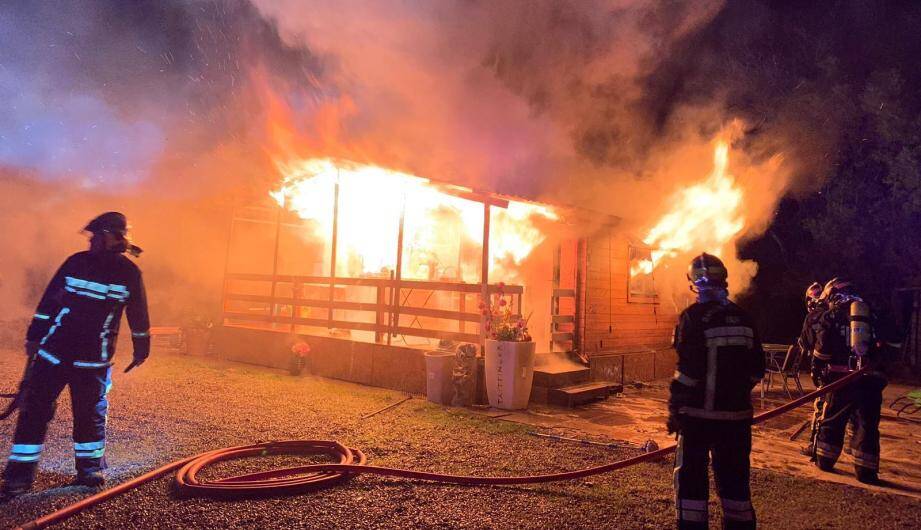 Un chalet en bois, sans personne à l'intérieur, a pris feu ce vendredi soir, aux alentours de 22 h, sur la commune de Puget/Argens, chemin des Wagonnets.