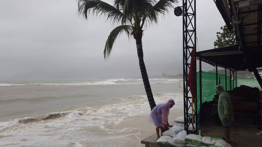 La tempête tropicale Pabuk frappe les îles thaïlandaises.