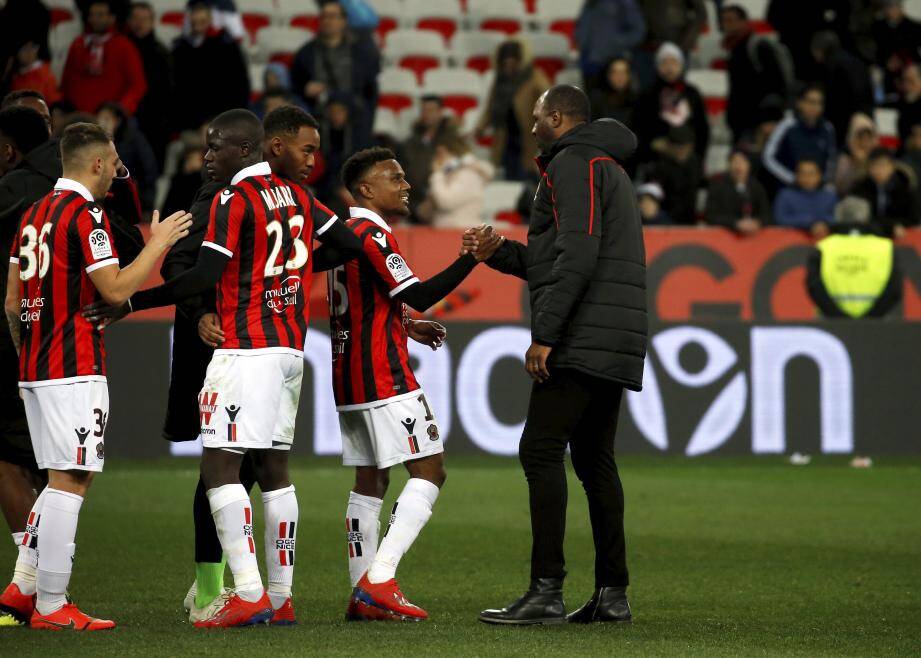 Des joueurs de l'OGC Nice avec leur entraîneur Patrick Vieira. 