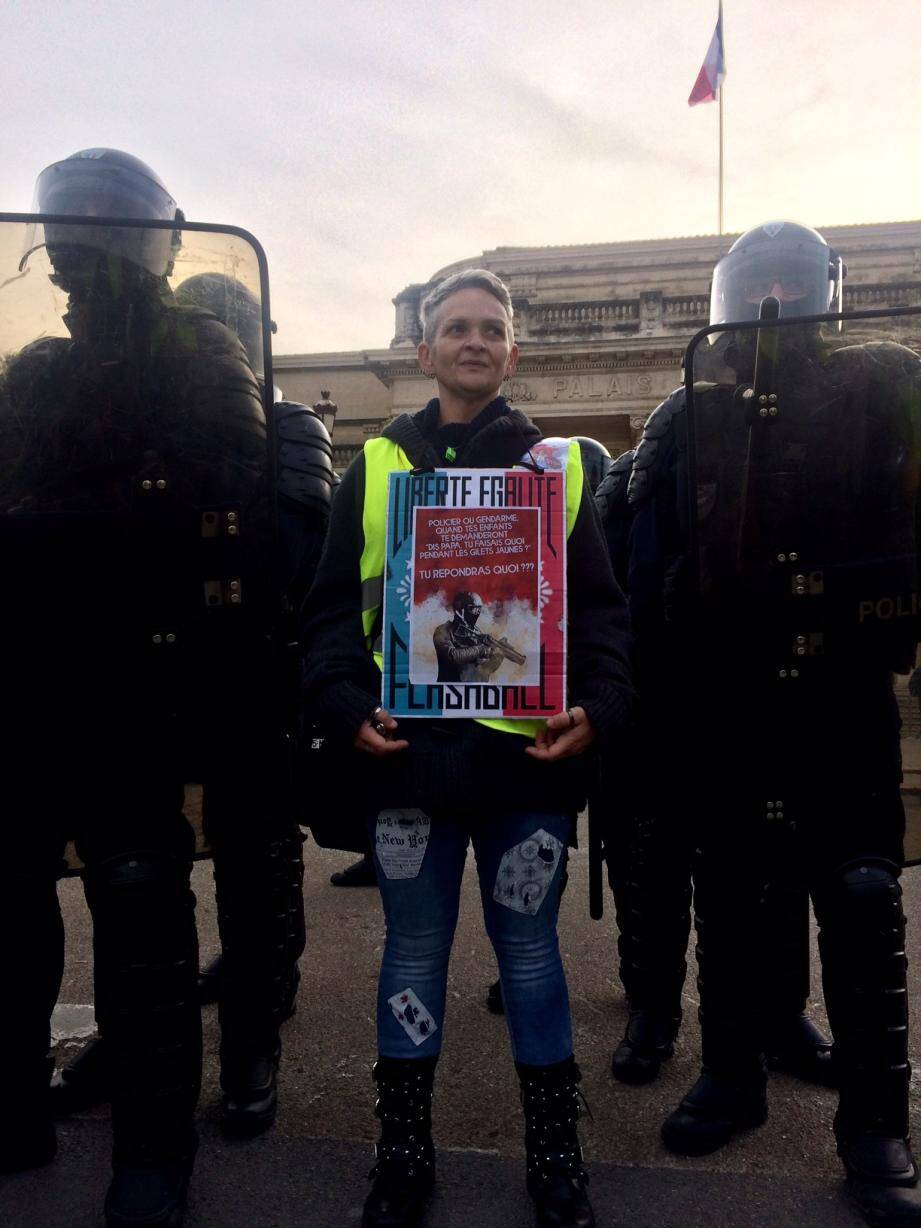 Entre le palais de justice et le commissariat. « Là vous êtes humain, accessible », dit une manifestante à un policier qui a relevé sa visière.