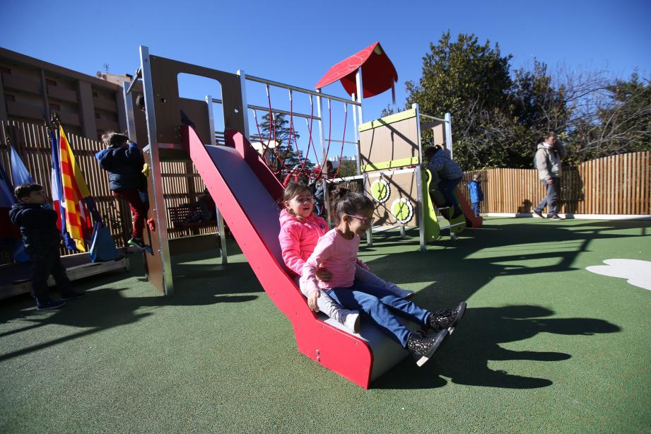 Les enfants ont adopté les jeux du nouveau square inauguré lundi 11 février. 