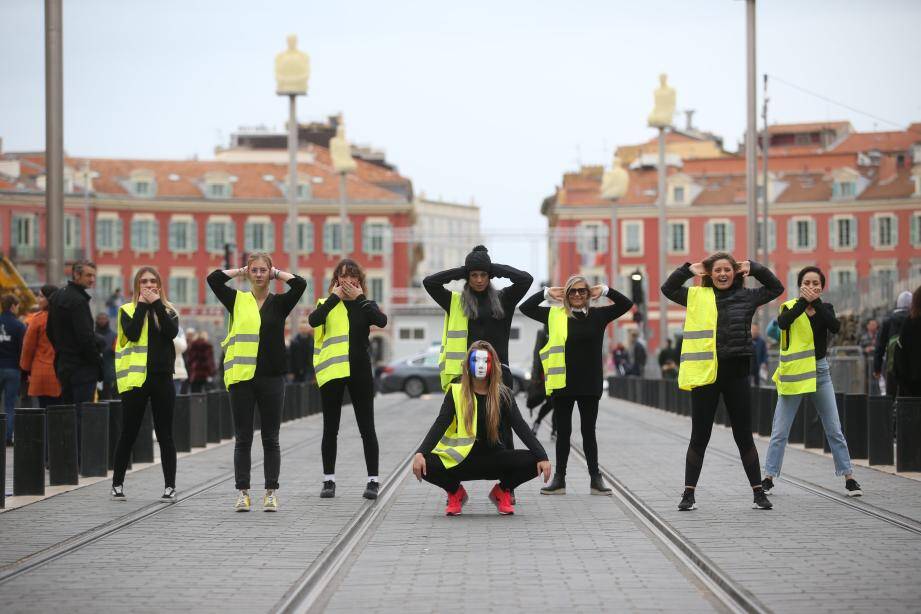 Qui sont les danseuses en gilet jaune de la place Masséna?